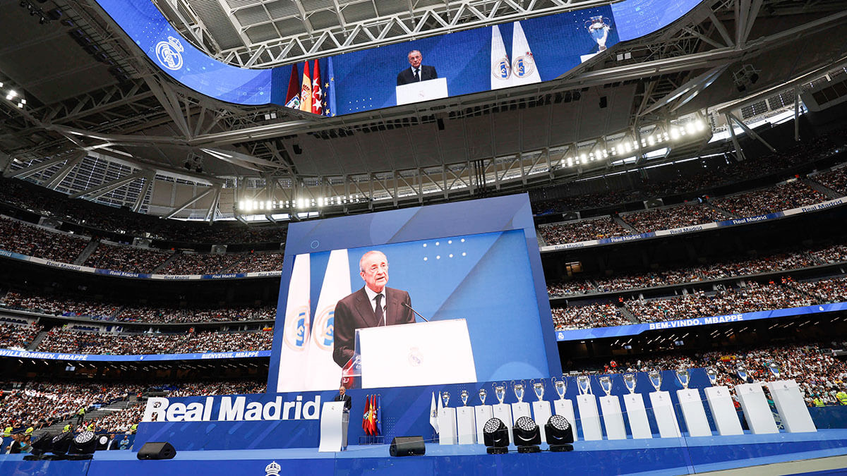 pVista general dentro del estadio mientras el presidente del Real Madrid, Florentino Pérez, habla con la multitud durante la presentación - REUTERS/JUAN MEDINA /p 