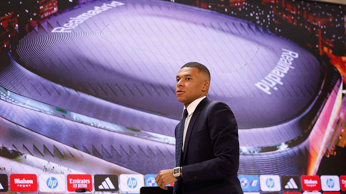 pEl nuevo fichaje del Real Madrid, Kylian Mbappé, tras la rueda de prensa - REUTERS/JUAN MEDINA /p 